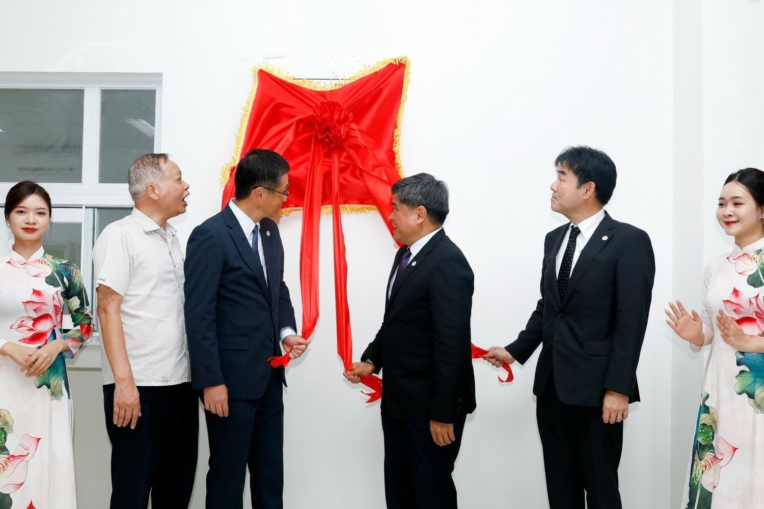Deputy Minister Tran Thanh Nam and delegates cut the ribbon to open the testing laboratory funded by the Japanese Government for the Center for Testing, Verifying and Consulting Quality of Agriculture, Forestry and Fisheries - now the Reference Testing and Agrifood Quality Consultancy (RETAQ).