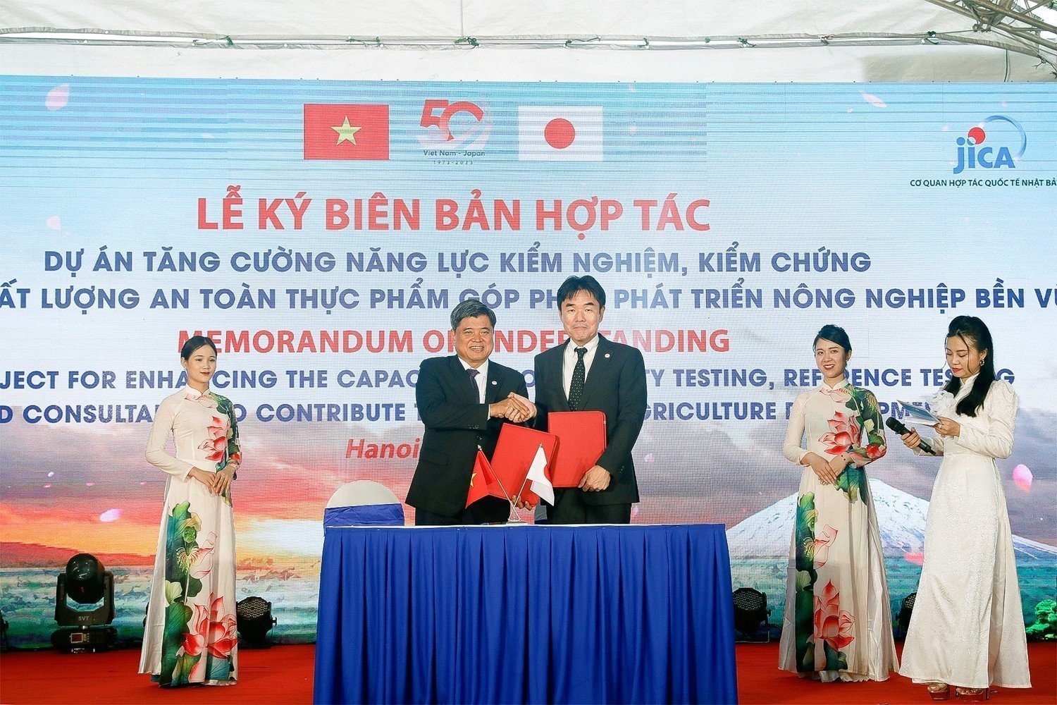 Deputy Minister Tran Thanh Nam (left) and Mr. Sugano Yuichi, Chief Representative of JICA Vietnam, signed a Memorandum of Approval 'Project to strengthen the capacity of testing, verifying and consulting on food safety quality contributing to sustainable agricultural development' July 20, 2023.