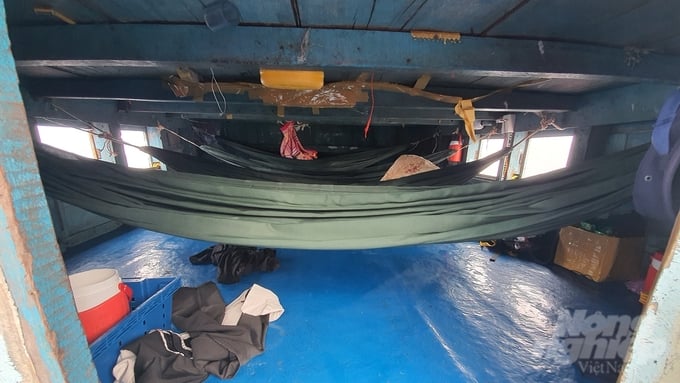 The sleeping and living area of the fishermen at sea is a narrow space that can fit a hammock, so you have to bend your back and not be able to stand straight. Photo: Kien Trung.
