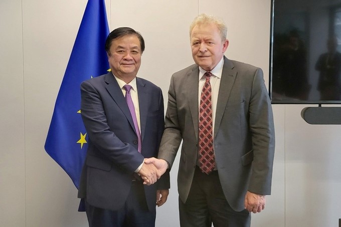Minister Le Minh Hoan and EU Commissioner for Agriculture Janusz Wojciechowski.