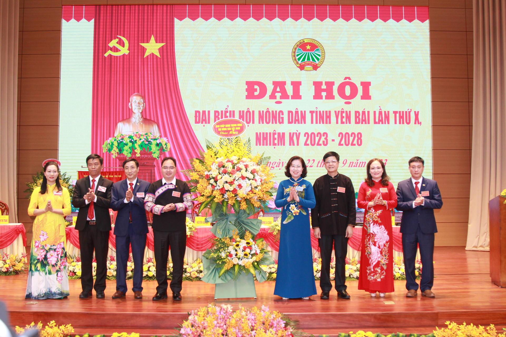 Phó Chủ tịch Trung ương Hội Nông dân Việt Nam Bùi Thị Thơm tặng hoa chúc mừng thành công đại hội. Ảnh: Thanh Tiến.