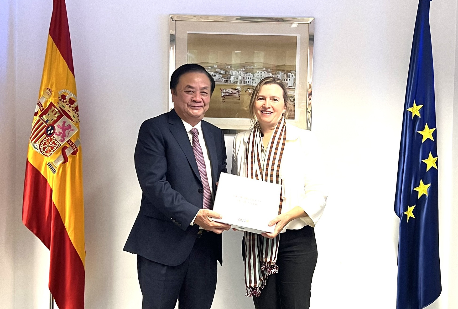 Bộ trưởng Lê Minh Hoan tặng quà cho bà Isabel Artime Garcia, Tổng Thư ký phụ trách Thủy sản, Bộ Nông nghiệp, Thủy sản và Thực phẩm Tây Ban Nha.