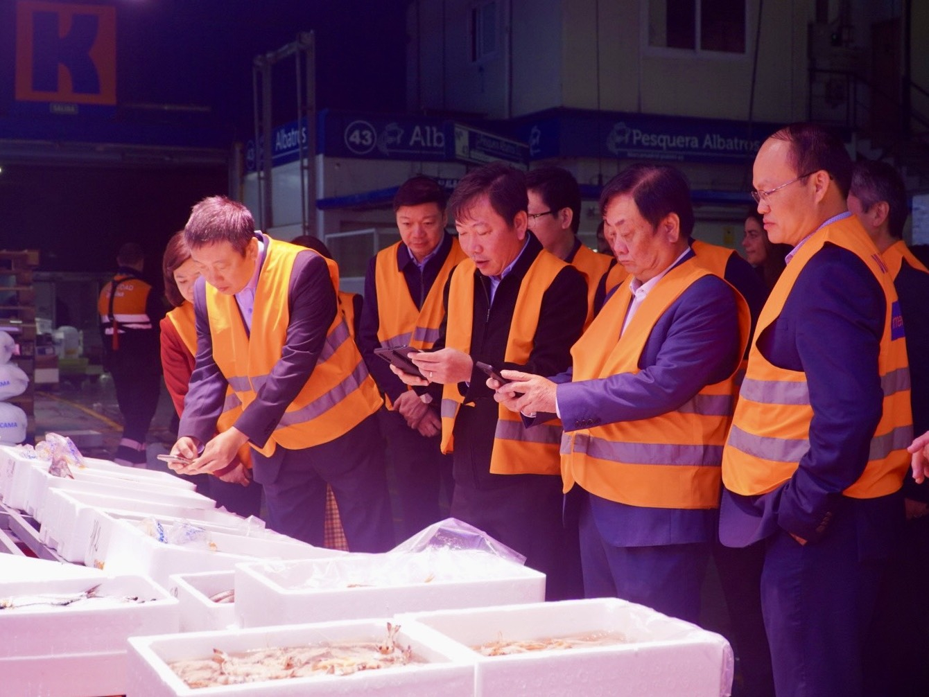 Bộ trưởng Lê Minh Hoan và đoàn công tác thăm Chợ đầu mối Madrid.