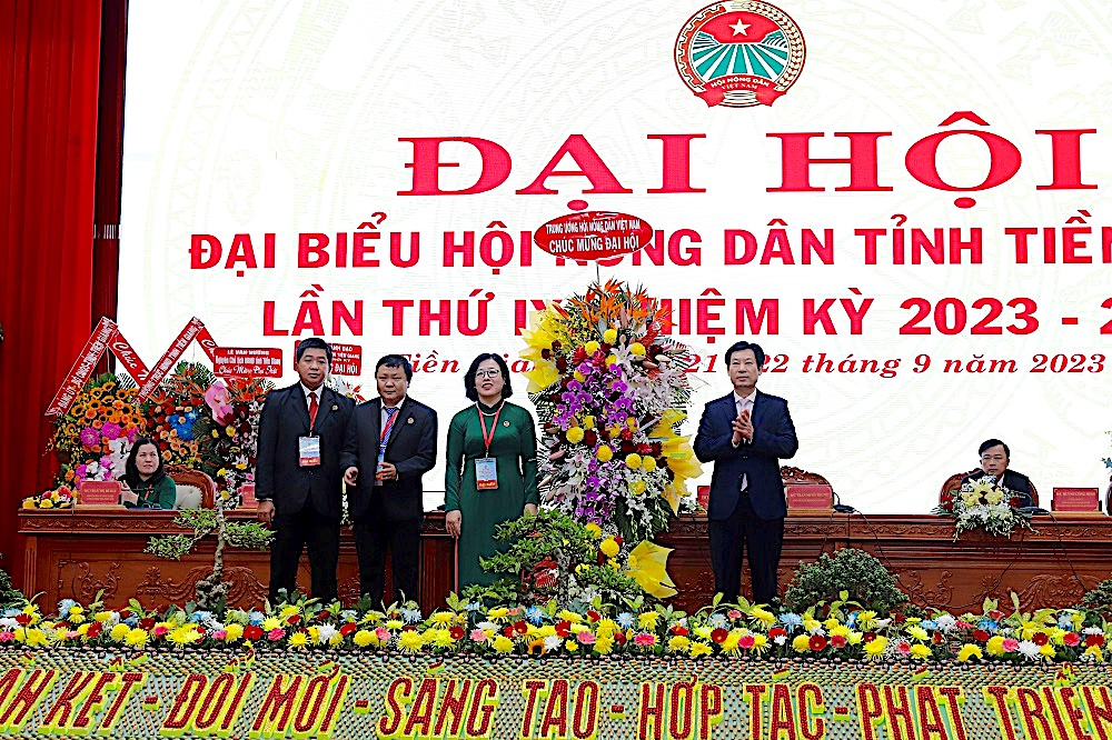 Phó Chủ tịch Trung ương Hội Nông dân Việt Nam Nguyễn Xuân Định phát biểu và tặng hoa cho Đại hội. Ảnh: Minh Đảm.