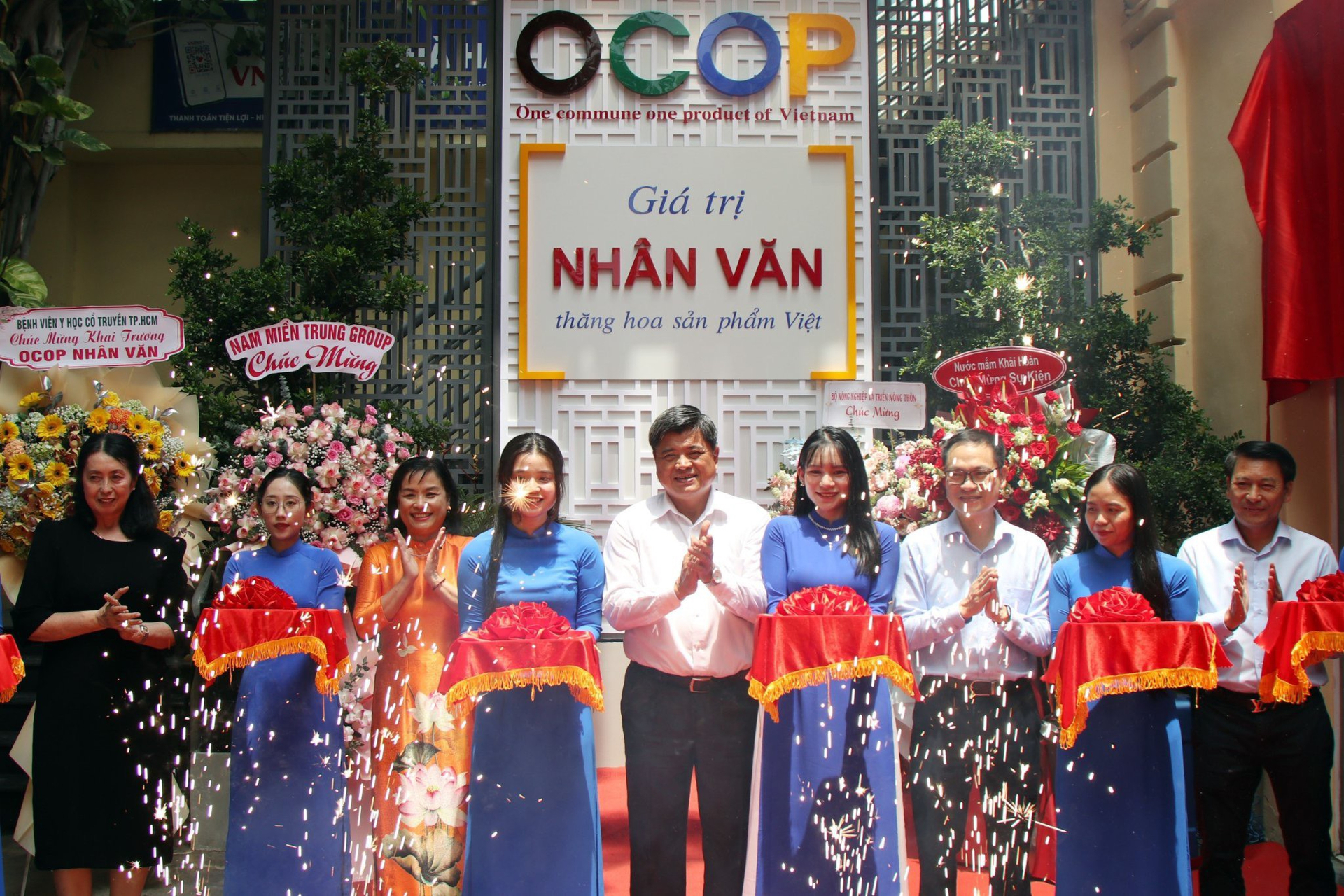 Trong khuôn khổ Diễn đàn, Thứ trưởng Bộ NN-PTNT Trần Thanh Nam cắt băng khai trương Không gian OCOP Nhân văn.