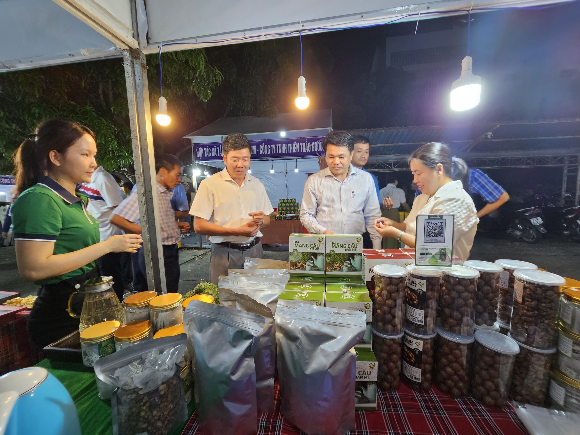 Các sản phẩm đặc trưng của tỉnh Đắk Lắk bày bán tại phiên chợ kết nối, tiêu thụ nông sản chất lượng, an toàn thực phẩm tại Nha Trang. Ảnh: KS.