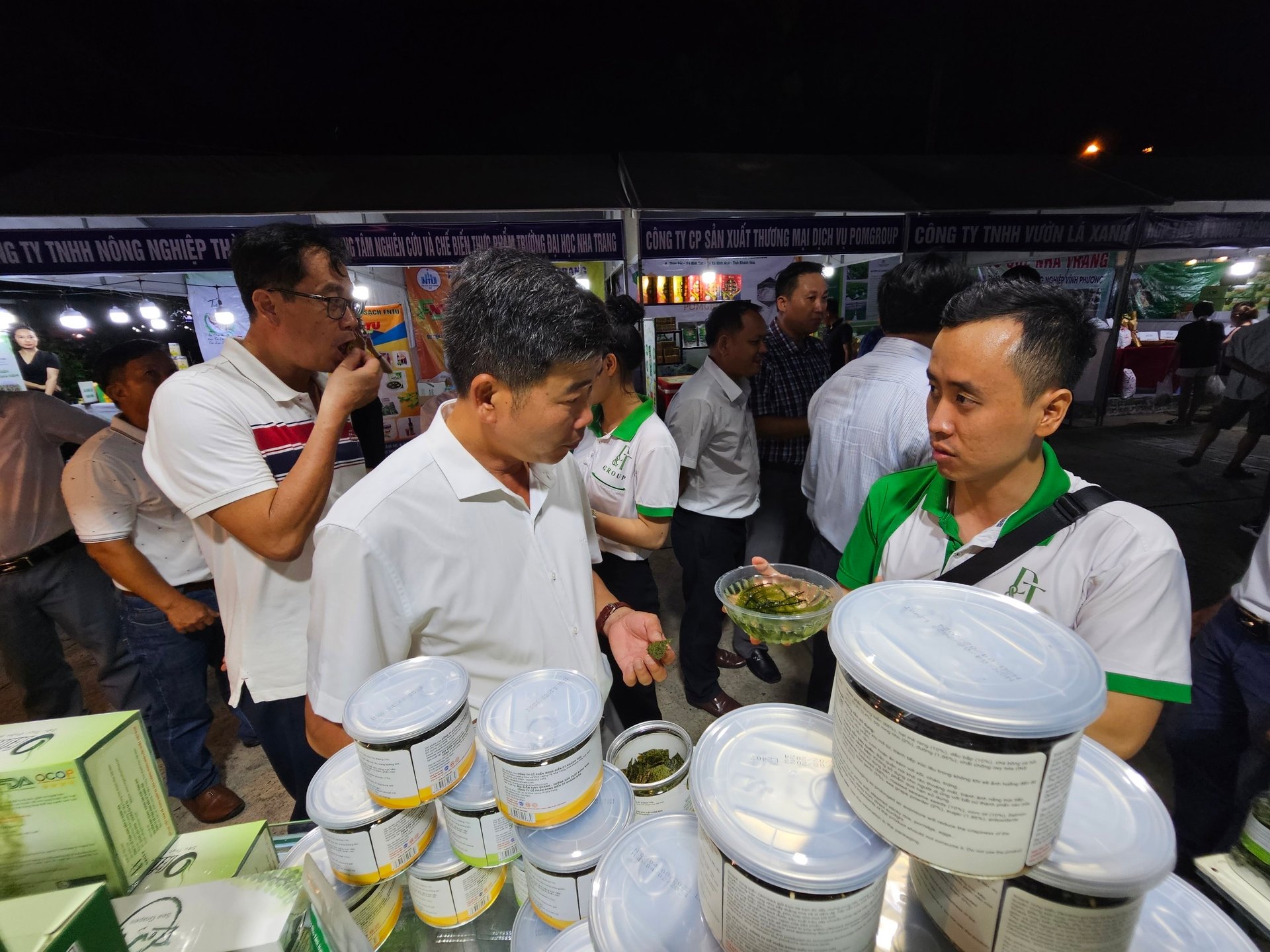 Sản phẩm rong nho của Khánh Hòa bày bán tại phiên chợ kết nối, tiêu thụ nông sản chất lượng, an toàn thực phẩm tại Nha Trang. Ảnh: KS.
