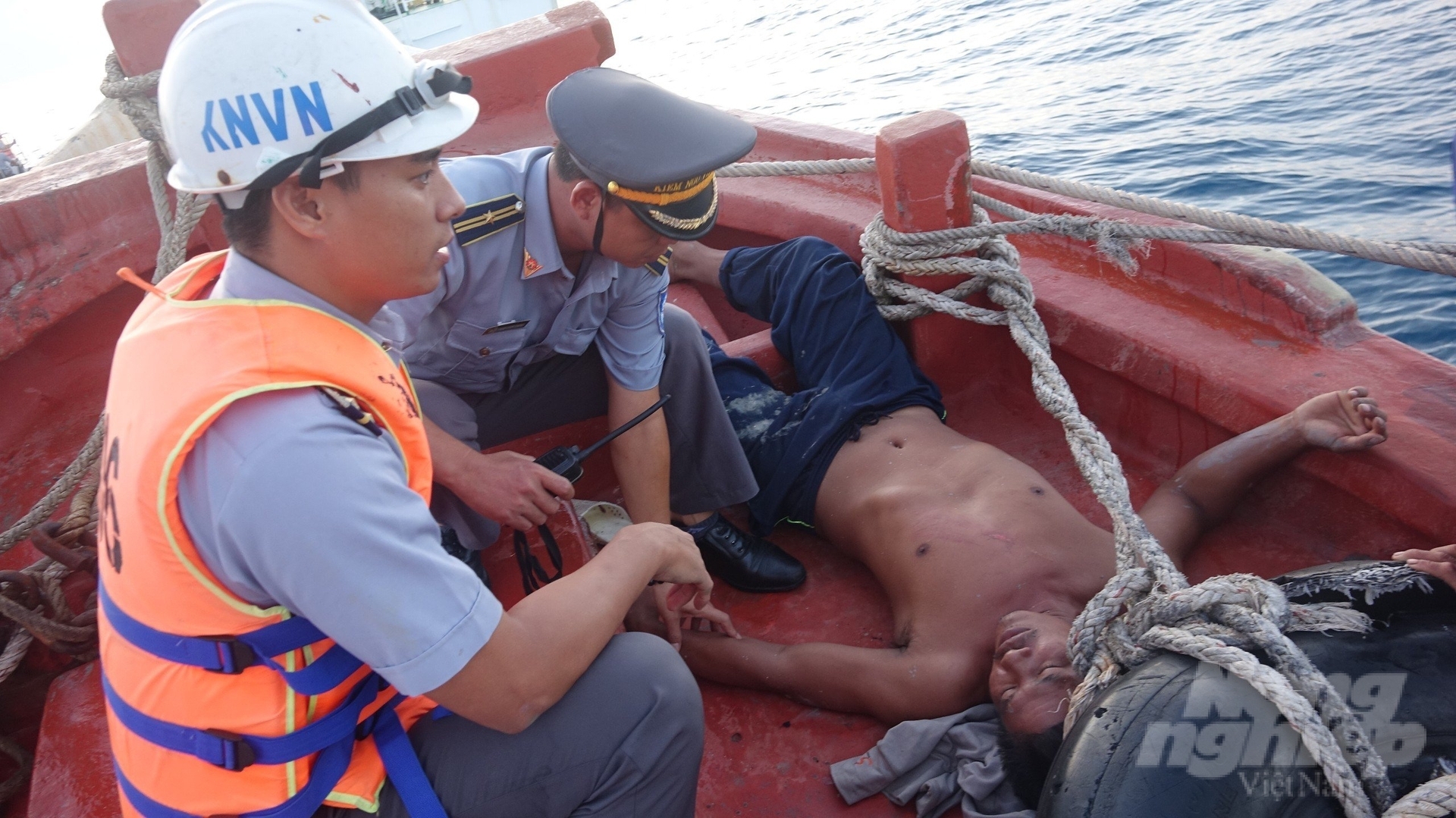 Ông Trần Nam Chung và thành viên Đoàn công tác số 7 tiếp cận tàu cá có ngư dân gặp nạn chiều ngày 21/9. Ảnh: Phương Khánh.