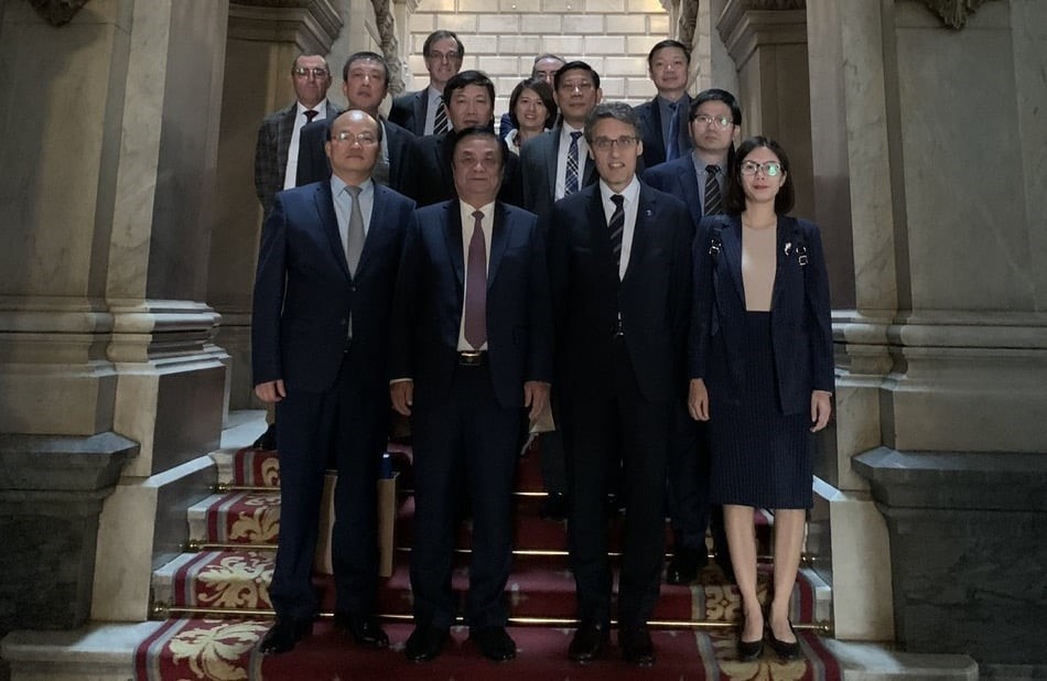 Minister Le Minh Hoan, Vietnamese Ambassador to Spain Doan Thanh Song, and the Vietnamese delegation visited and worked at the Spanish Ministry of Agriculture, Fisheries and Food.