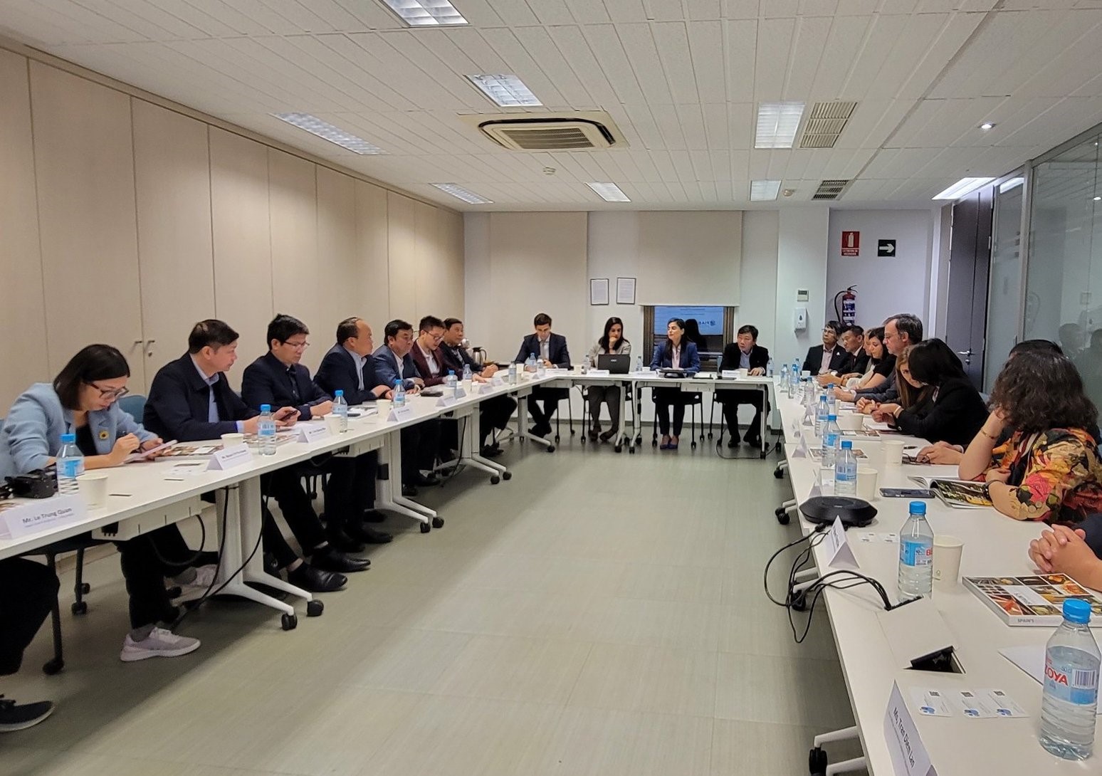 Minister Le Minh Hoan and the delegation worked with the Spanish Food and Drink Industry Federation.