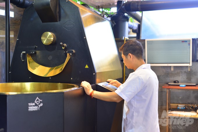 The coffee roasting process is carried out according to the most optimal roasting formulas to help develop the full flavor of the coffee beans. Photo: Minh Hau.