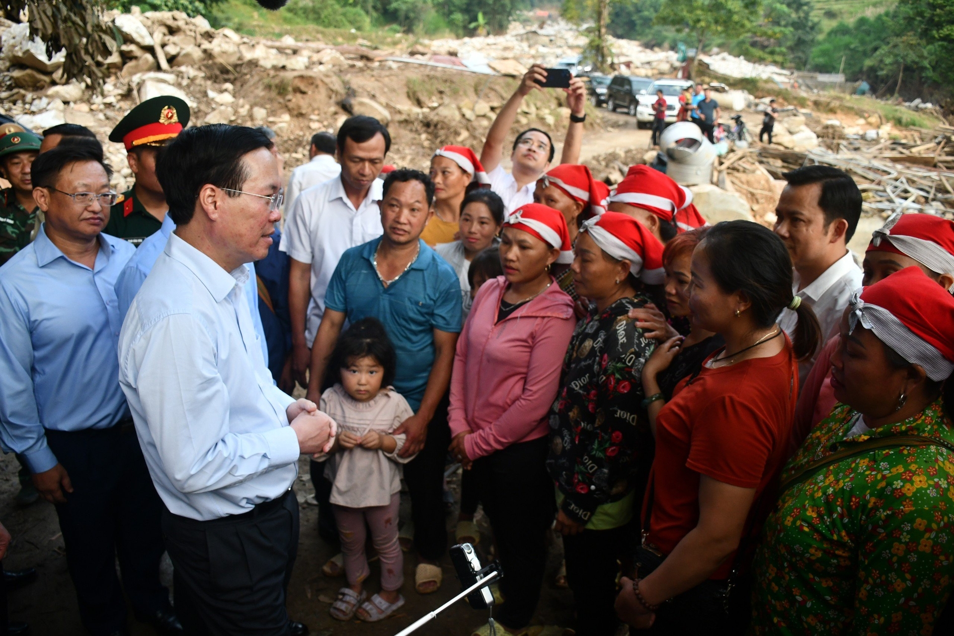 Chủ tịch nước Võ Văn Thưởng thăm hỏi, động viên bà con ở xã Liên Minh (Sa Pa, Lào Cai). Ảnh: H.H.