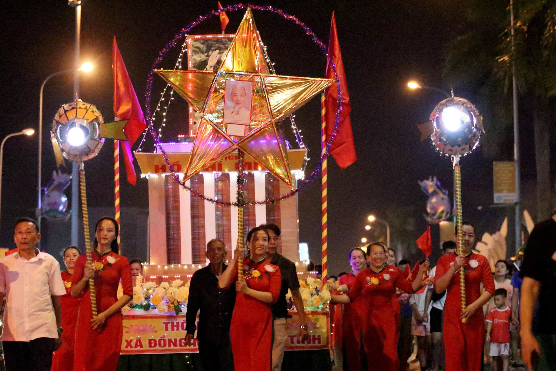 Mô hình Lăng Chủ tịch Hồ Chí Minh được xã Đồng Môn (TP Hà Tĩnh) trang trí rất công phu, bắt mắt.