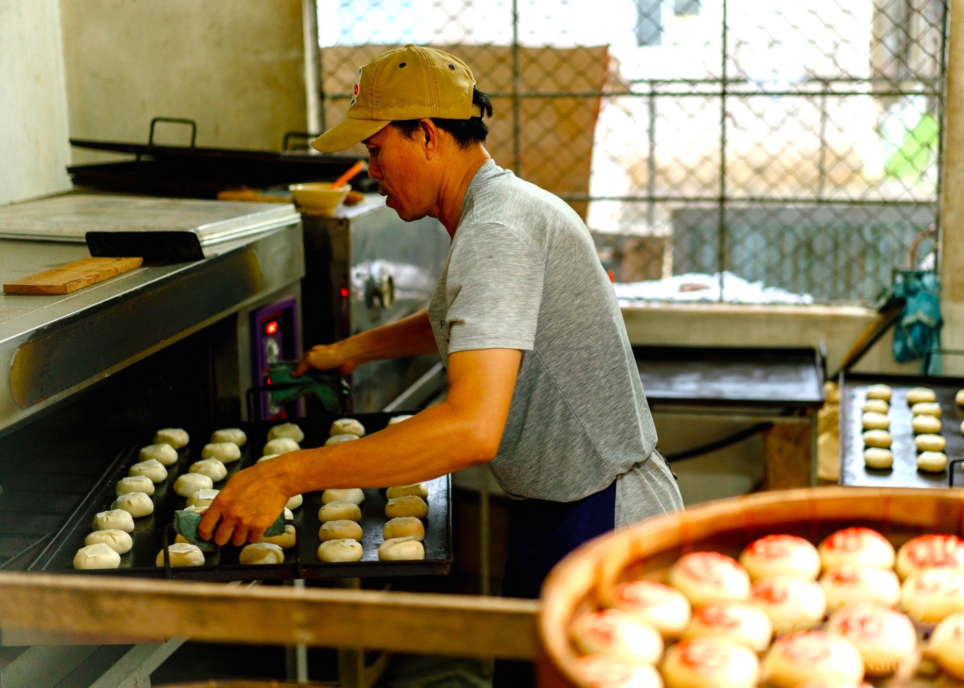 Các cơ sở sản xuất bánh Pía ở Sóc Trăng được tạo điều kiện, hỗ trợ đẩy mạnh ứng dụng các tiến bộ khoa học kỹ thuật, đầu tư hệ thống máy móc tiên tiến vào sản xuất. Ảnh: Kim Anh.