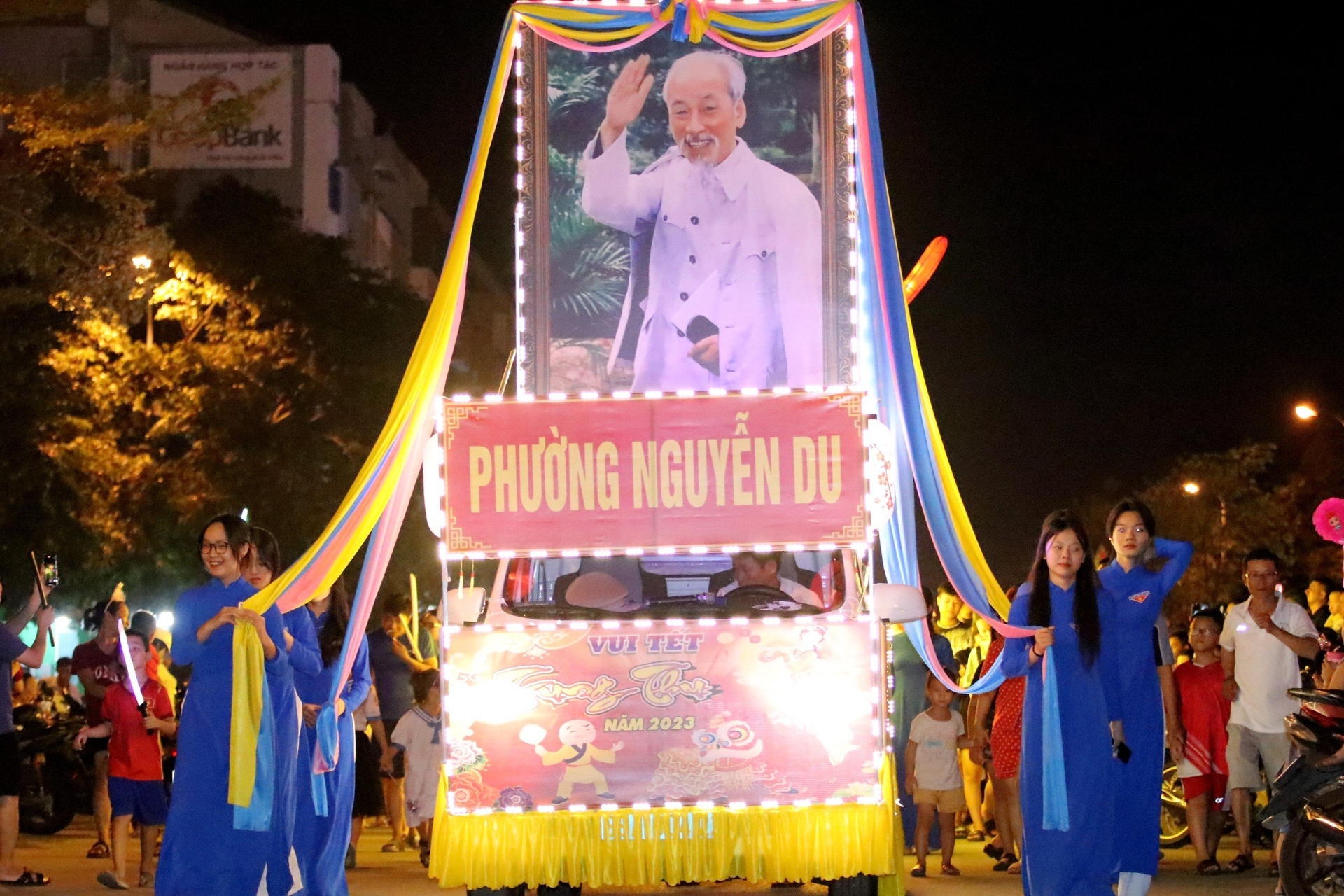 'Chúng tôi mong muốn từ thành công của phường Nguyễn Du, lễ hội rước đèn Trung thu sẽ lan tỏa đến các phường, xã khác trong toàn thành phố. Đồng thời, đặt nền móng định hướng duy trì cho các năm tiếp theo', ông Thắng nói.