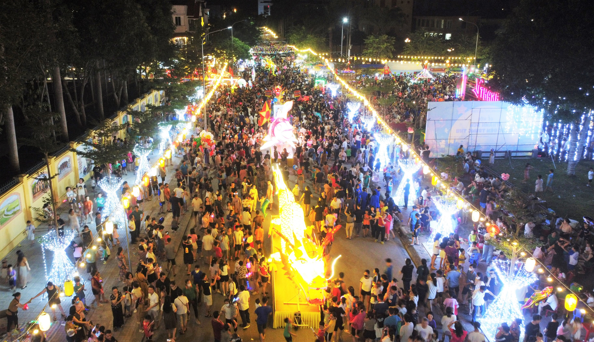 Tối 23/9, thành phố Hà Tĩnh tổ chức lễ hội 'Thành Sen rước đèn Trung thu'. Đây là lần đầu tiên địa phương này tổ chức một Chương trình Tết Trung thu quy mô, hoành tráng và ý nghĩa như vậy.