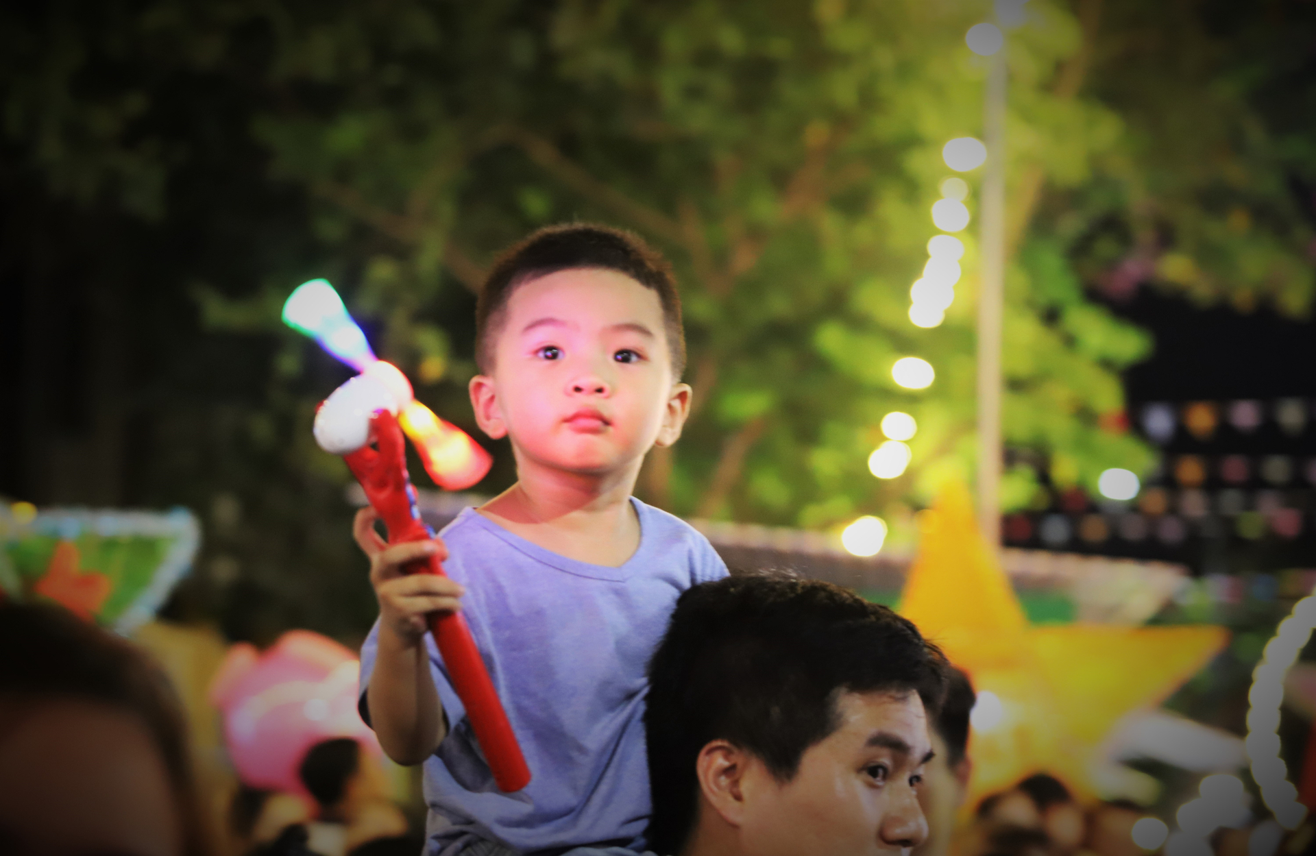 Ánh mắt tò mò của trẻ nhỏ khi được tham gia lễ hội rước đèn.