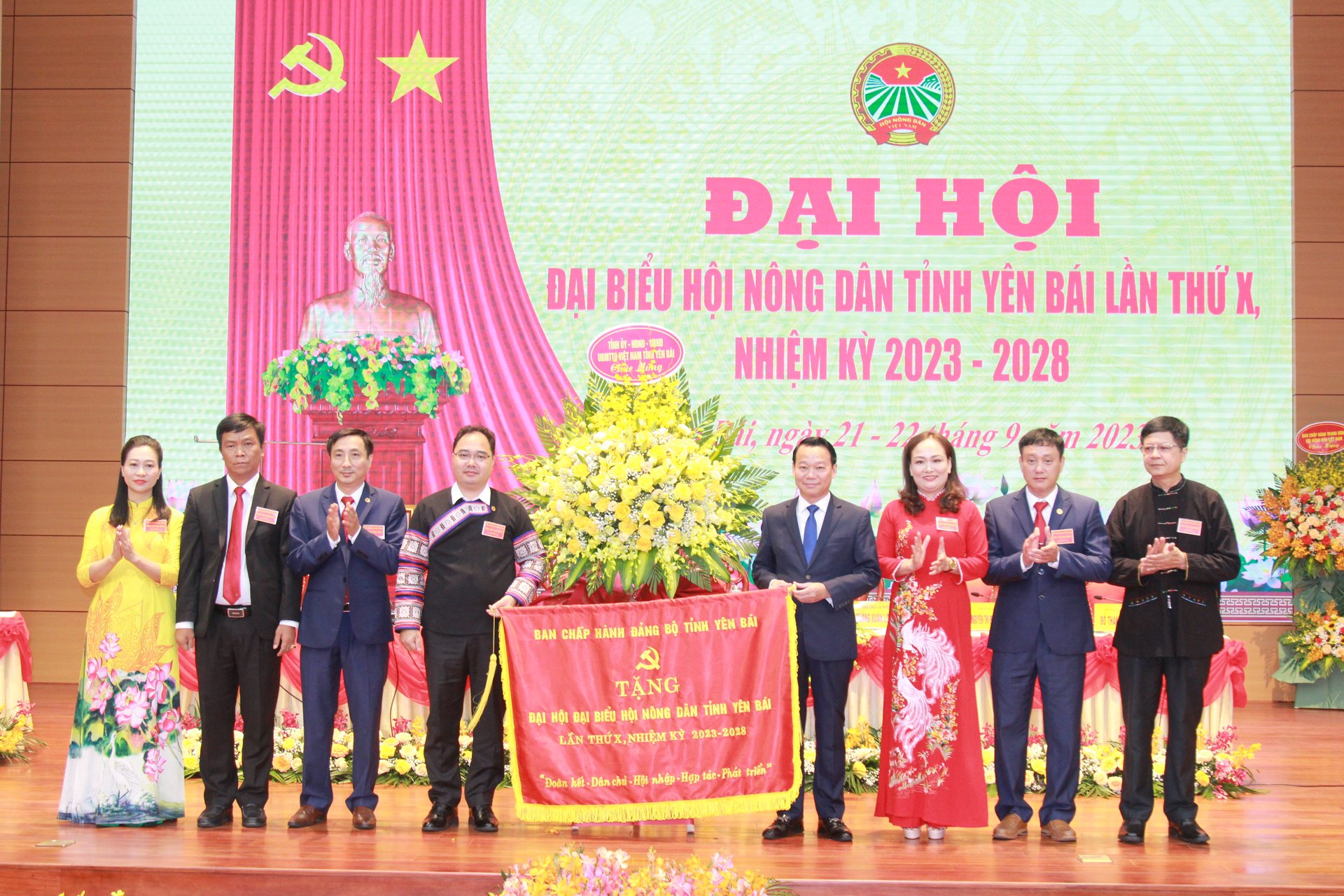 Secretary of the Yen Bai Provincial Party Committee, Mr. Do Duc Duy, presenting flowers and an Emulation Flag to the Executive Committee of the 10th Provincial Farmers' Union. Photo: Thanh Tien.