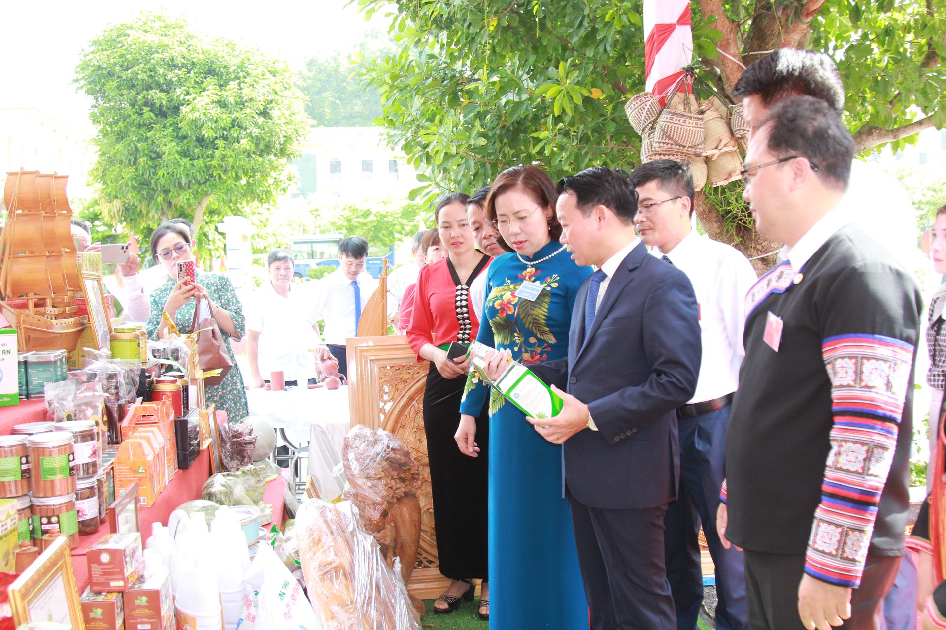 Central leaders of the Farmers' Union and Yen Bai Province visiting exhibition booths showcasing OCOP products. Photo: Thanh Tien.