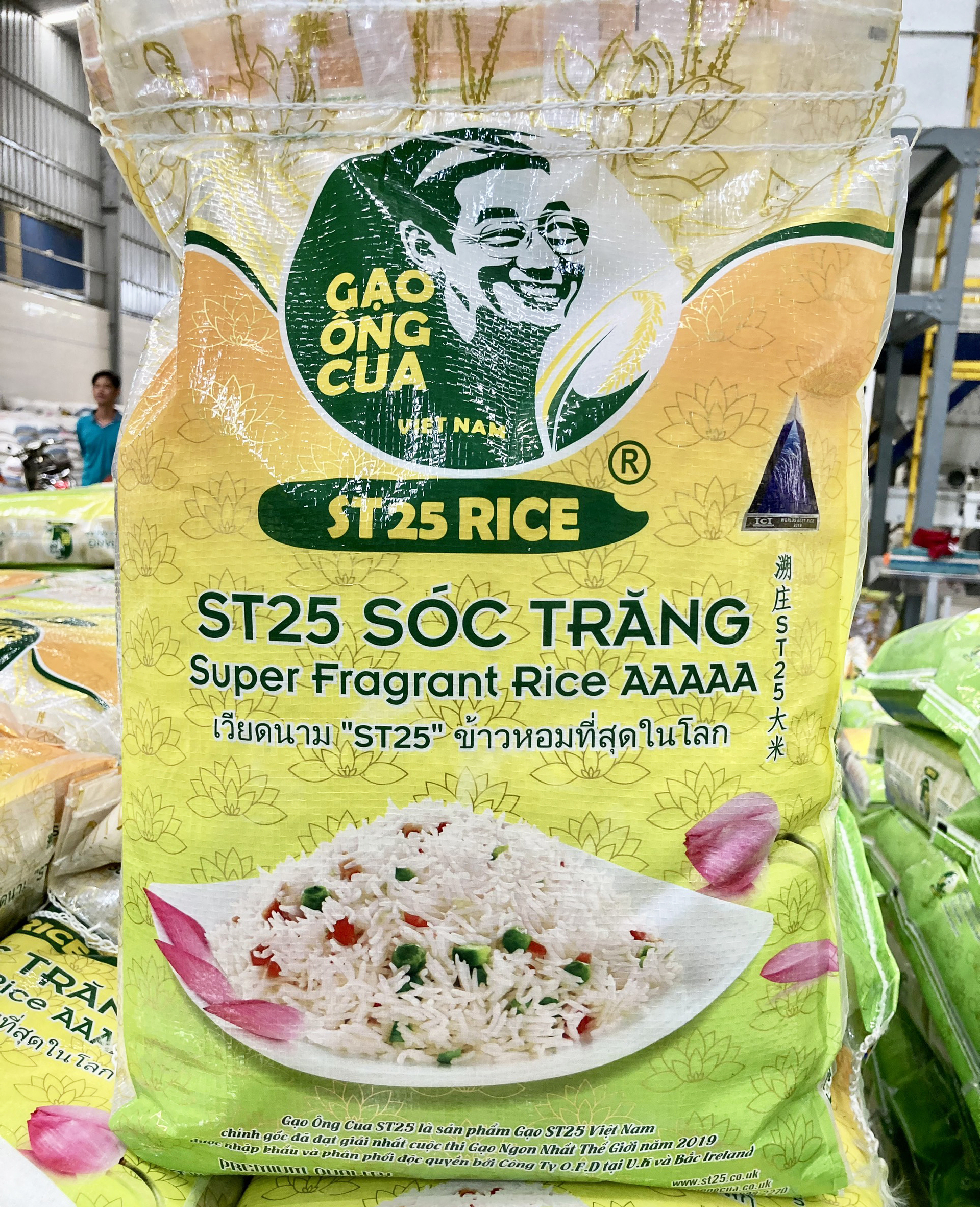 Packaging examples for various Ong Cua fragrant rice products. Photo: Huu Duc.