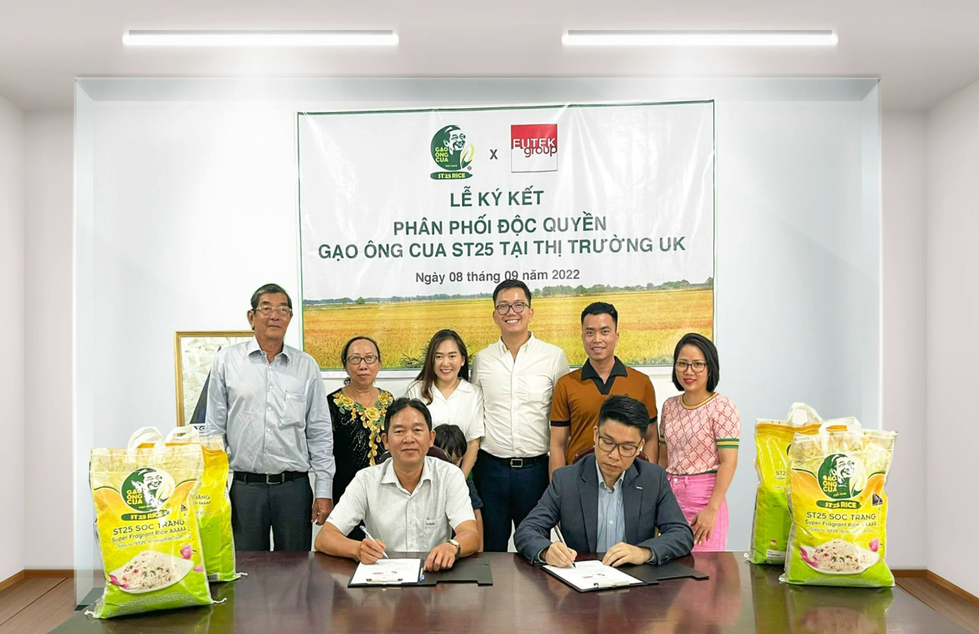 Signing ceremony for the official export of 'Ong Cua rice' products to the UK market. Photo: Huu Duc.