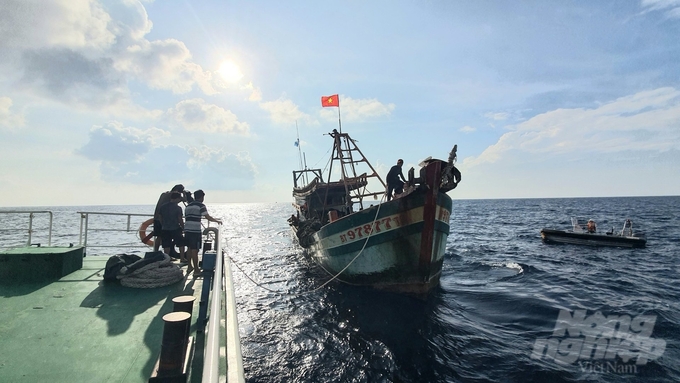 Lai dắt tàu cá BT-97877-TS về tàu chỉ huy để kiểm tra hoạt động nghề cá trên biển. Ảnh: Kiên Trung.