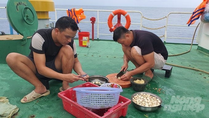 The fishermen of the KN-506 ship become 'foster brothers' after every day of hard work. Photo: Kien Trung.
