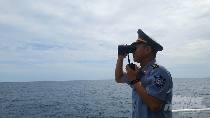 Head of Mission No. 7 (Fisheries Inspection Ship 506) Tran Nam Chung on the patrol. Photo: Kien Trung.