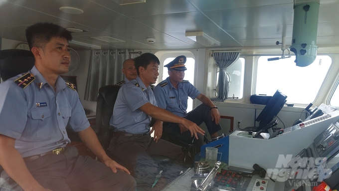 Thuyền trưởng tàu KN-506 Nguyễn Văn Đức (người ngồi giữa) cùng anh em đang làm nhiệm vụ. Ảnh: Kiên Trung.
