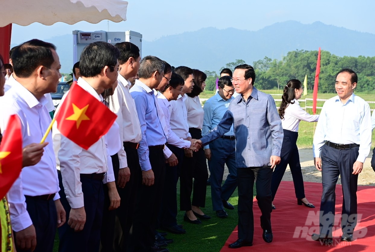 Chủ tịch nước Võ Văn Thưởng và các đại biểu dự lễ động thổ Dự án xây dựng Bệnh viện đa khoa tỉnh Tuyên Quang. Ảnh: VH.