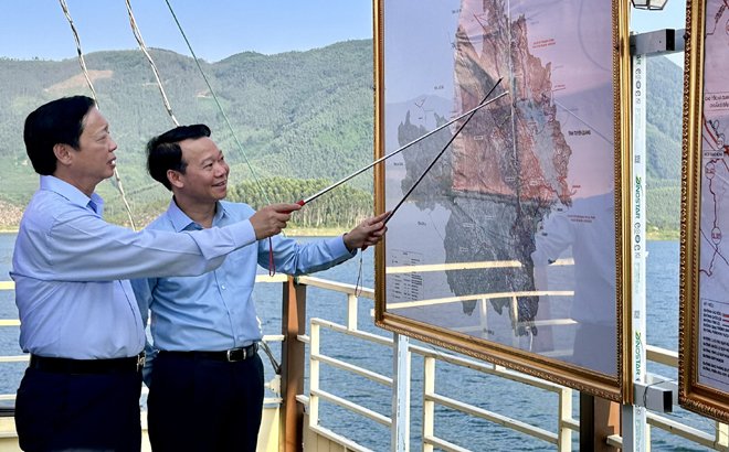 Phó Thủ tướng tham quan quy hoạch phát triển du lịch hồ Thác Bà (huyện Yên Bình). Ảnh: Thanh Tiến.