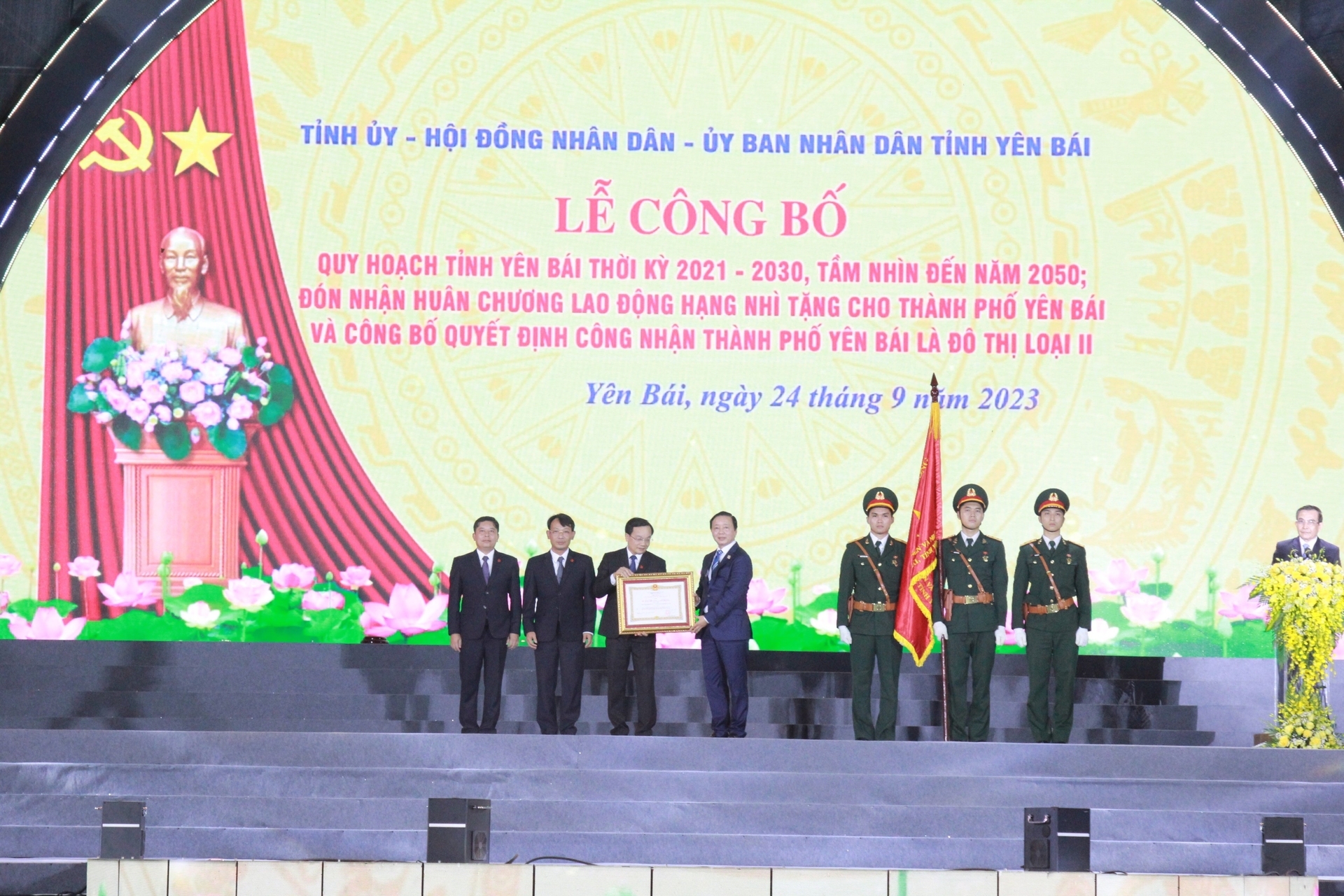 Phó Thủ tướng Chính phủ Trần Hồng Hà trao bằng công nhận thành phố Yên Bái đạt chuẩn đô thị loại II. Ảnh: Thanh Tiến.