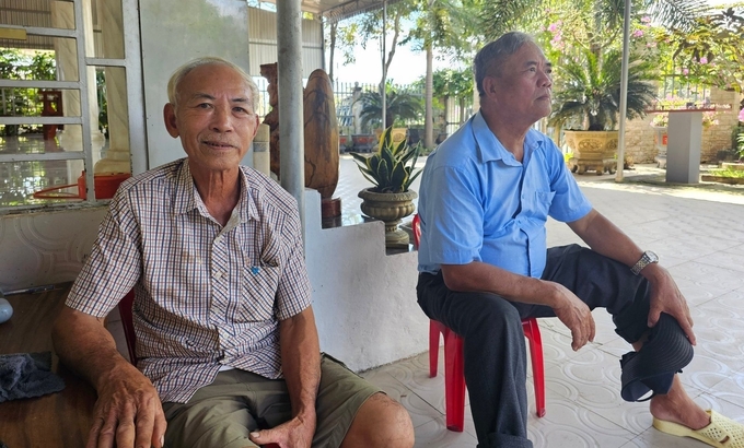 Ông Trần Đình Quang (bên trái) cho biết, xóm ông rất có trách nhiệm gìn giữ tuyến đường của tập thể đóng góp làm đường nông thôn. Ảnh: KS.