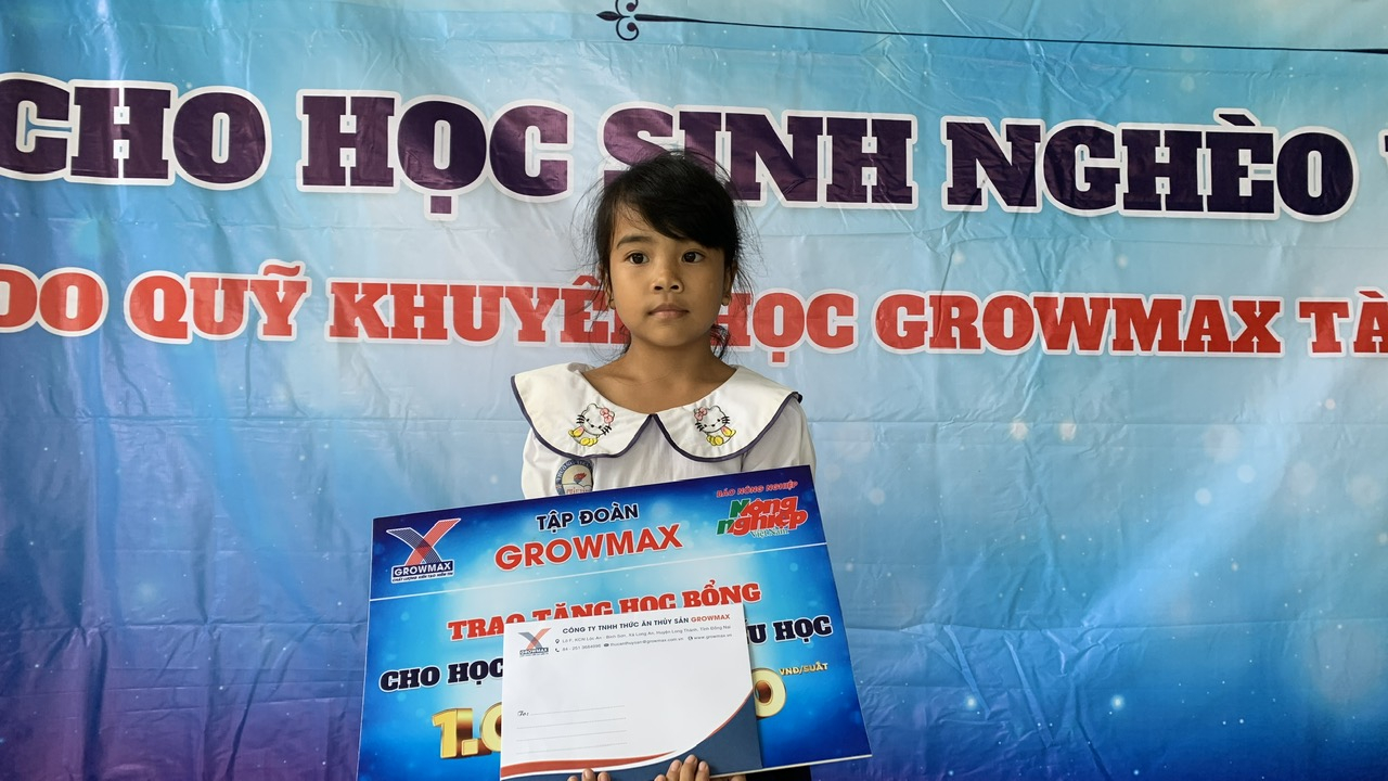 Em Nguyễn Thị Minh Tâm hàng ngày phải lội bộ từ 5 giờ sáng để đến trường, là hoàn cảnh đặc biệt nhất nhận học bổng GrowMax tại Trà Vinh. Ảnh: Hồ Thảo.
