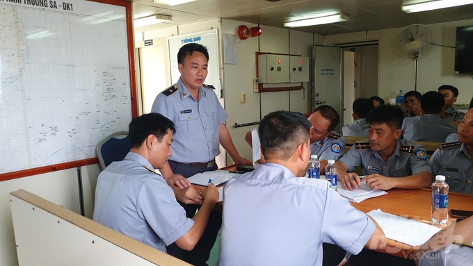 Director of Region V Fisheries Surveillance Branch Nguyen Phu Quoc directs the task of patrolling and controlling fisheries activities of Working Group No. 7. Photo: Kien Trung.