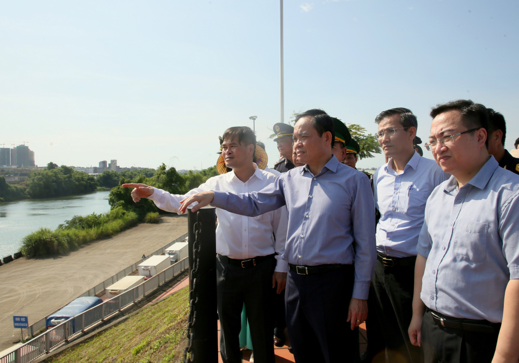 Phó Thủ tướng kiểm tra thực địa hoạt động xuất nhập khẩu hàng hóa qua lối mở cầu phao tạm Km3+4 Hải Yên, Móng Cái. Ảnh: Minh Hà.