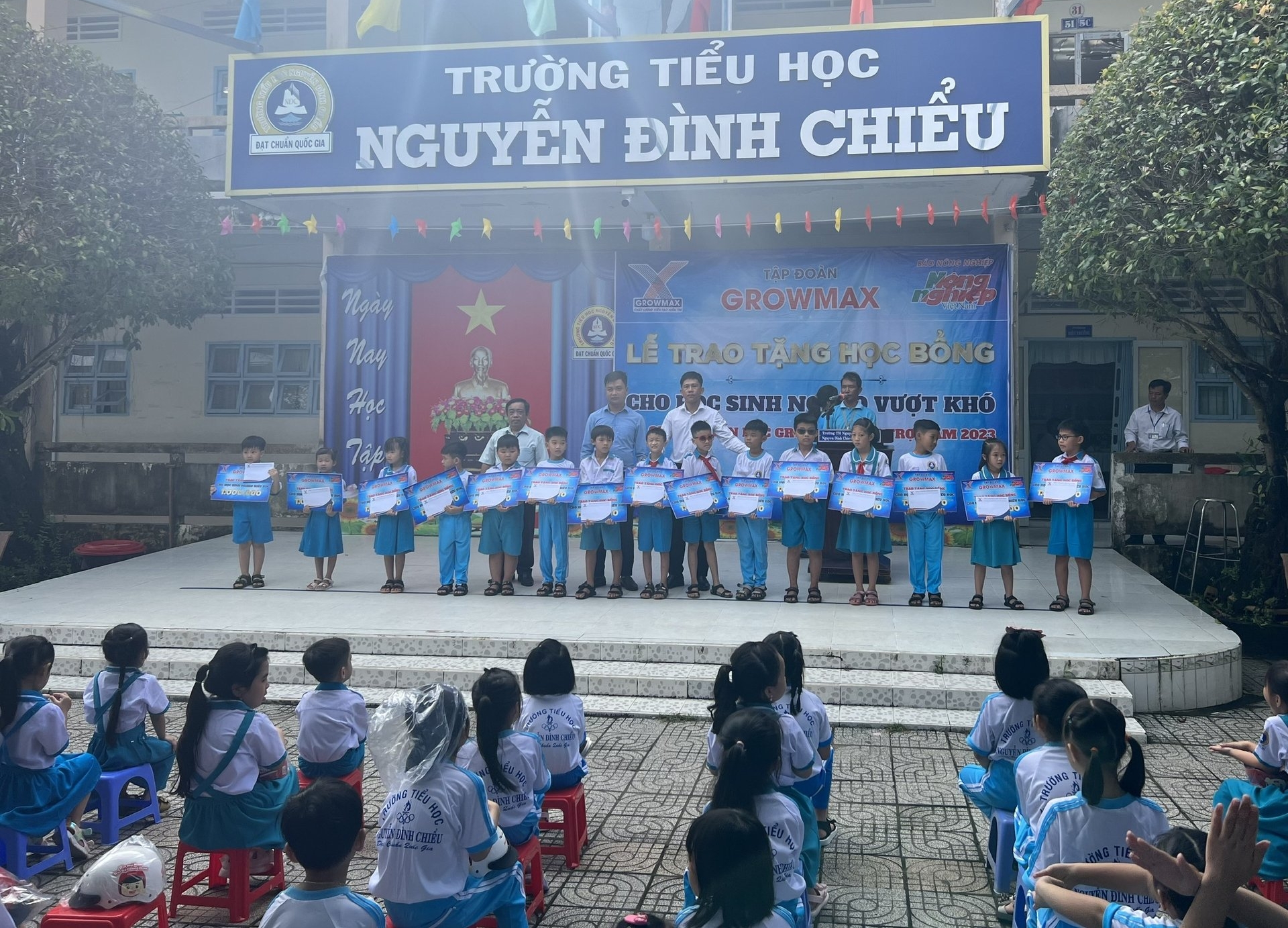 Quỹ Khuyến học GrowMax trao 15 suất học bổng tại Trường Tiểu học Nguyễn Đình Chiểu, phường 8, TP Cà Mau. Ảnh: Trọng Linh.