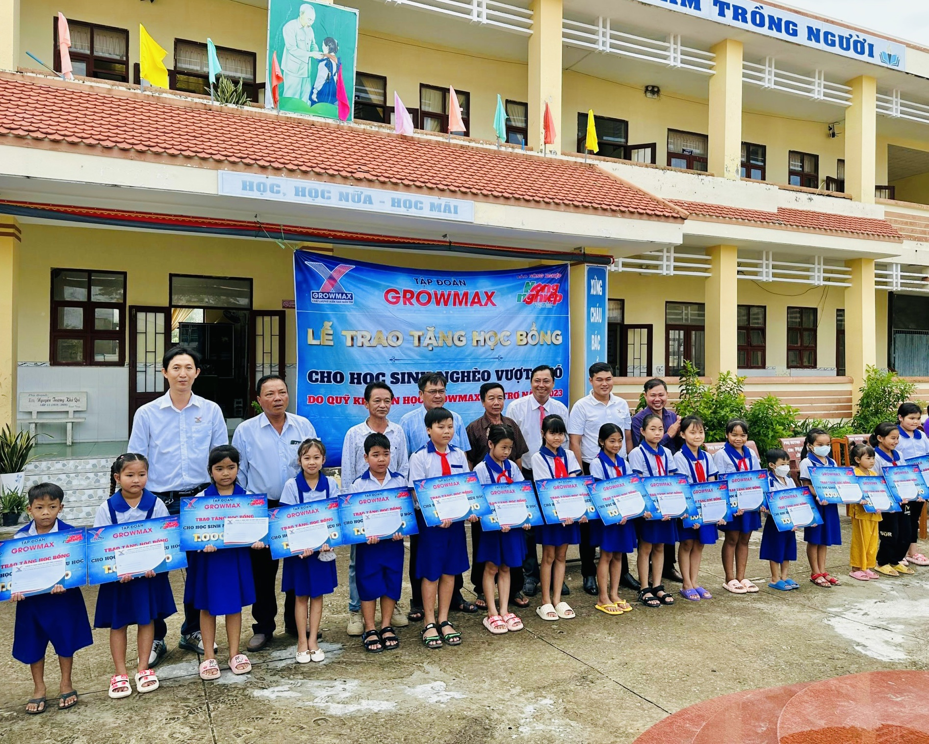 Quỹ Khuyến học GrowMax trao 20 suất học bổng tại Trường Tiểu học Lê Thị Hồng Gấm. Ảnh: Trọng Linh.