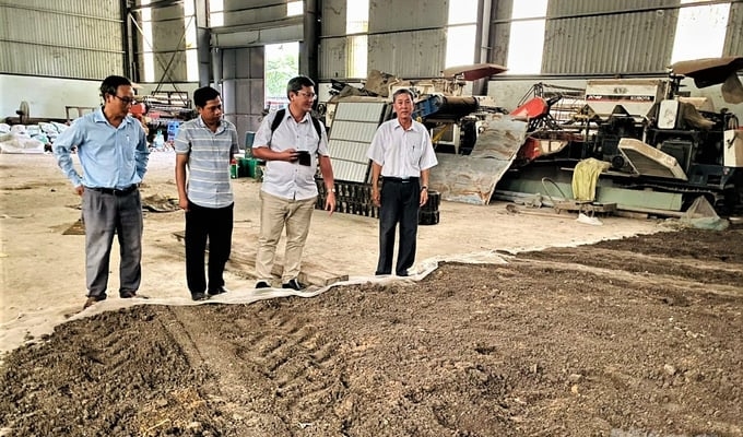 Tan Binh Cooperative was supported by the Green Innovation Center project - GIC Vietnam with a mixer to make organic fertilizer from straw and agricultural by-products and has produced the first batch of organic fertilizer to serve cooperative member service. Photo: Trung Chanh.