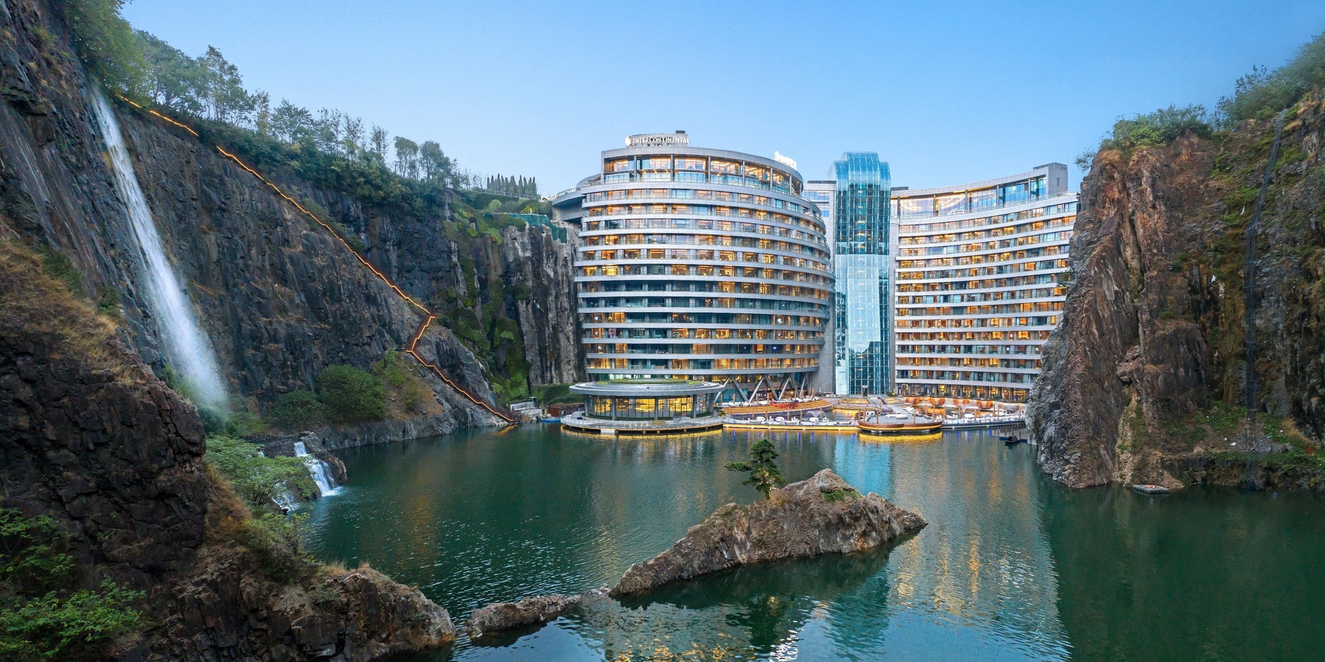 Khách sạn dưới lòng đất đầu tiên trên thế giới - InterContinental Shanghai Wonderland. Ảnh: IHG® Hotels & Resorts.