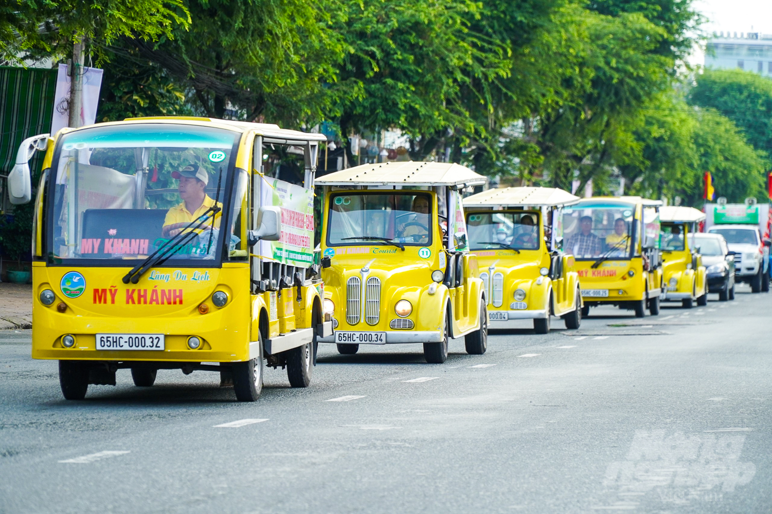 Các xe điện tham gia diễu hành với lộ trình khoảng 20km, đi qua các tuyến đường: Công viên Lưu Hữu Phước - đường 30/4 - đường 3/2 - cầu Cái Răng - lộ Vòng Cung - quảng trường huyện Phong Điền. Ảnh: Kim Anh.