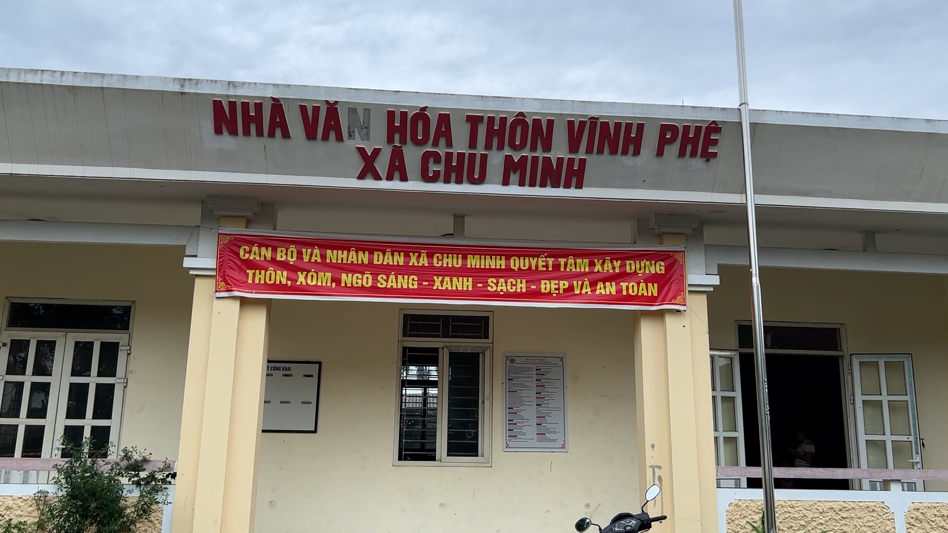 Nhà văn hóa thôn Vĩnh Phệ, xã Chu Minh được hoàn thiện năm 2018, một trong những công trình góp phần giúp xã Bình Định về đích nông thôn mới. Ảnh: Huy Bình.