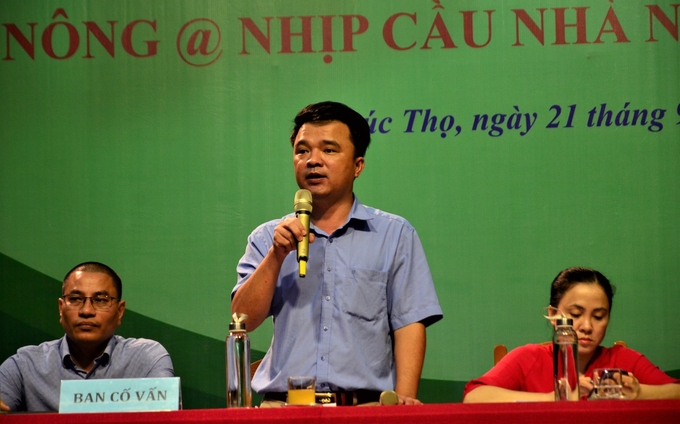 Ông Đoàn Đức Dân - Phó Giám đốc Trung tâm Khuyến nông Hà Nội trả lời những câu hỏi về chính sách. Ảnh: Dương Đình Tường.