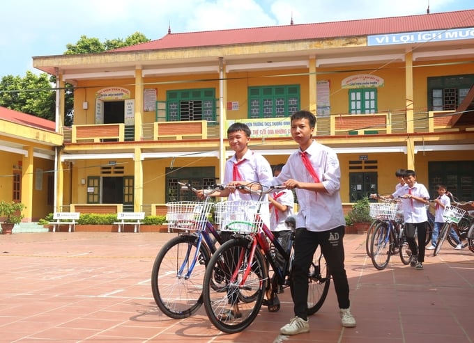 Niềm vui của các em học sinh bên chiếc xe đạp mới. Ảnh: Phạm Hiếu.