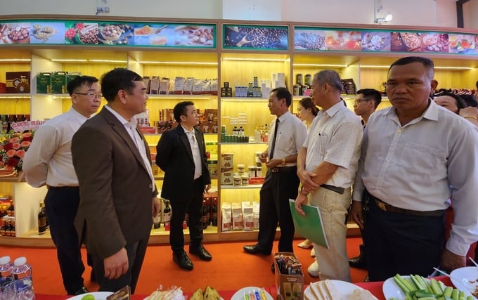 Lãnh đạo Liên minh HTX Đắk Lắk khai trương cửa hàng giới thiệu sản phẩm OCOP, sản phẩm của các HTX. Ảnh: Quang Yên.