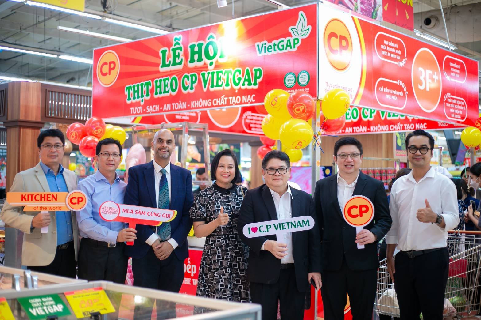 Tổng giám đốc C.P. Việt Nam (thứ ba từ phải sang) tại Lễ hội thịt heo CP VietGAP được tổ chức tại Hà Nội từ ngày 22-24/9/2023.