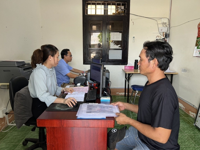 Fishermen submit procedures at Song Doc fishing port before departing. Photo: Trong Linh.