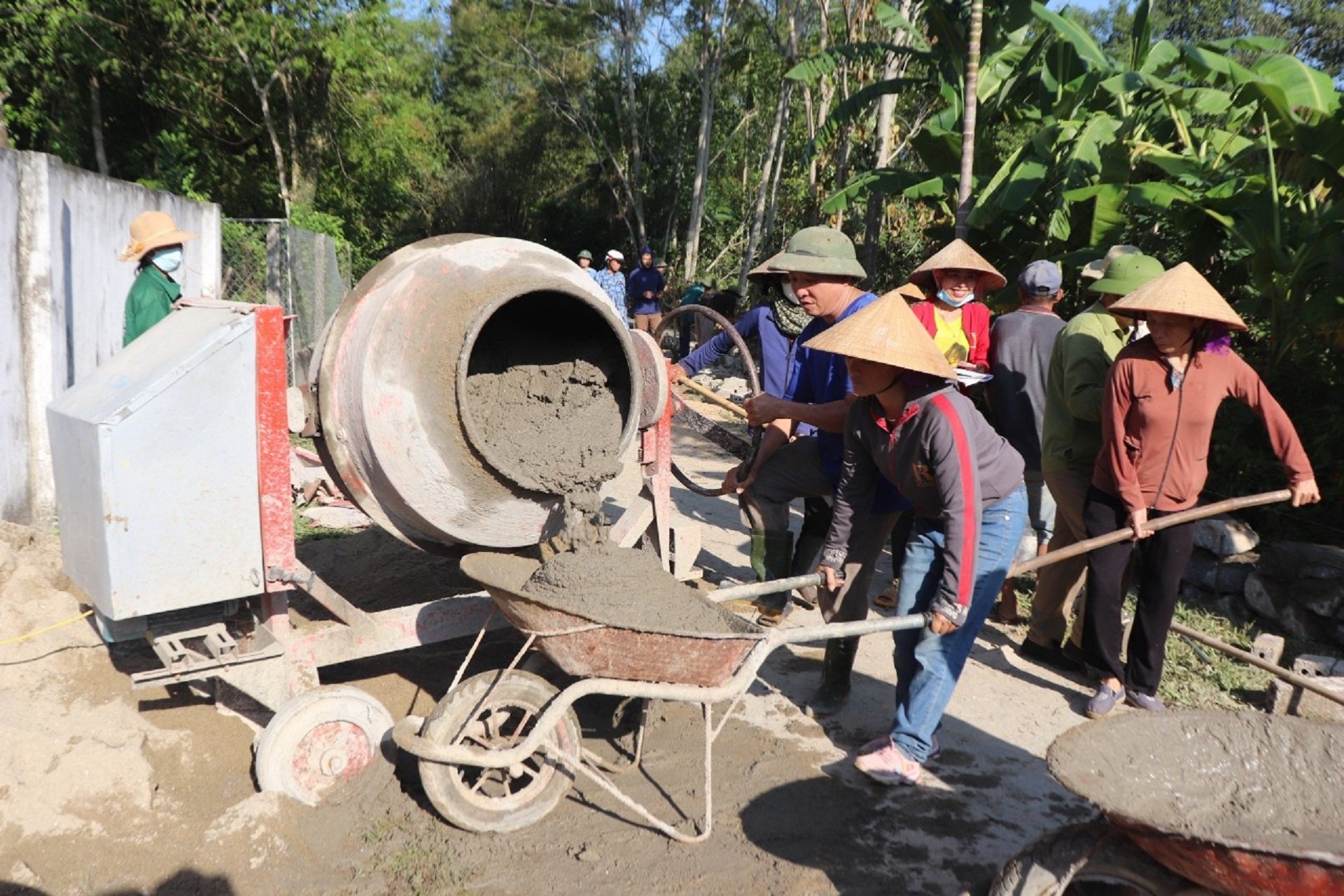 z4724504202060_55fa0f2e1d6d9c313cbd1db7b06769a6-113123_874.jpg Huyện Hương Sơn phát động tháng cao điểm xây dựng NTM từ ngày 21/9 - 21/10. Ảnh: Hưng Phúc.