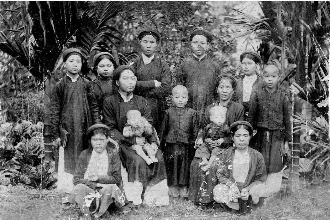Cụ Đỗ Văn Phong (người ngồi ghế bên trái) cùng gia đình. Ảnh: Gia đình cung cấp.