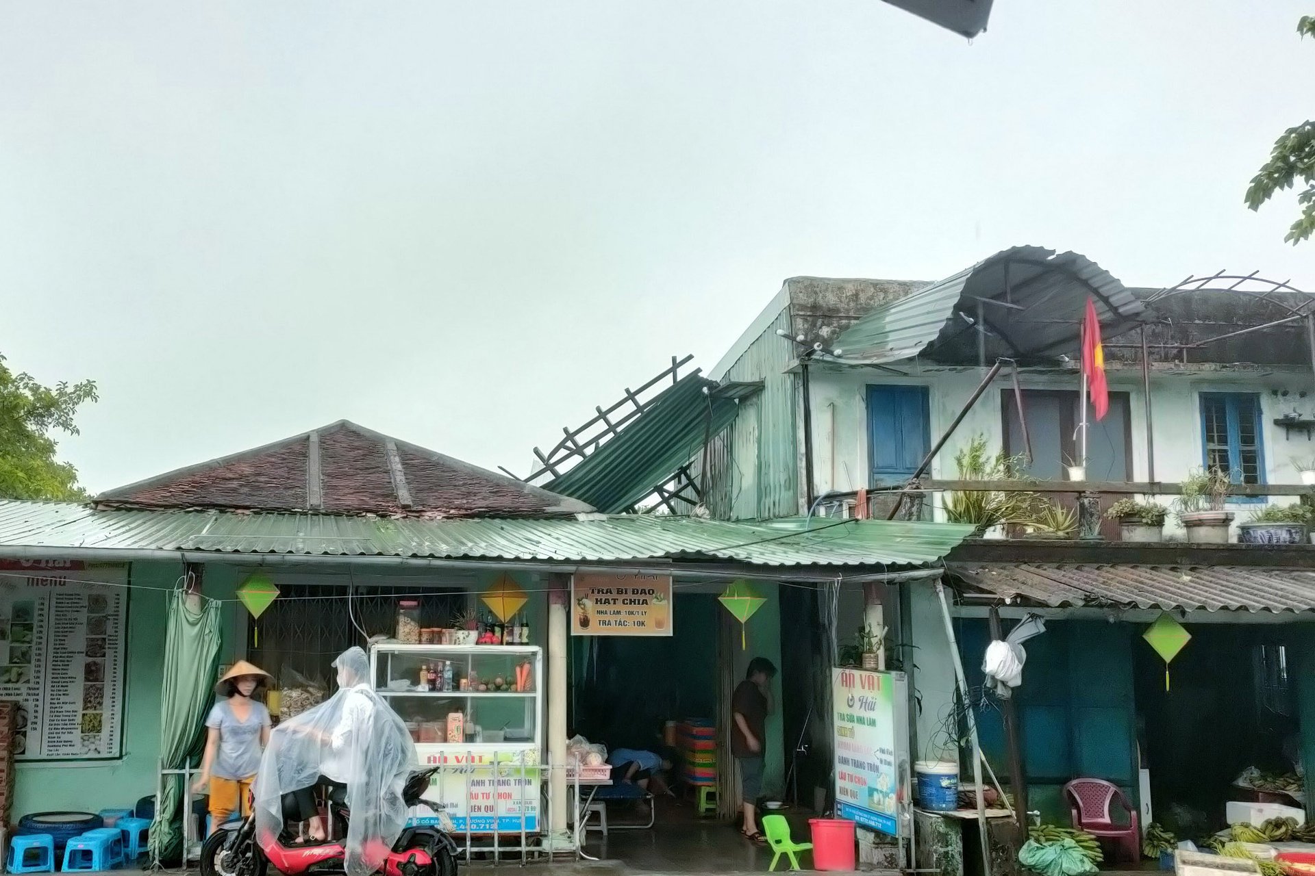 Lốc xoáy làm hàng chục ngôi nhà tại phường Thuận An, thành phố Huế bị tốc mái. Ảnh: BPH.